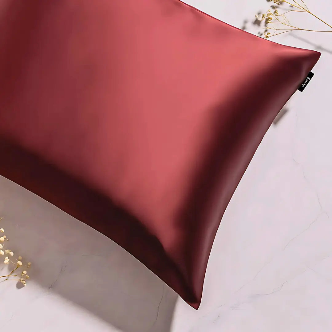 وسادة حرير بلون عاجي